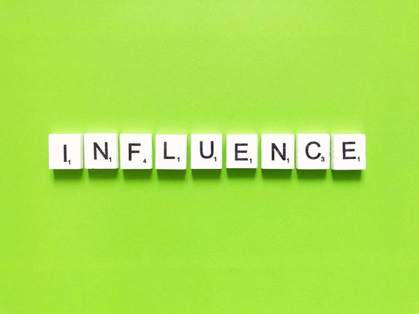comment utiliser le marketing d'influence pour augmenter votre visibilité et votre autorité