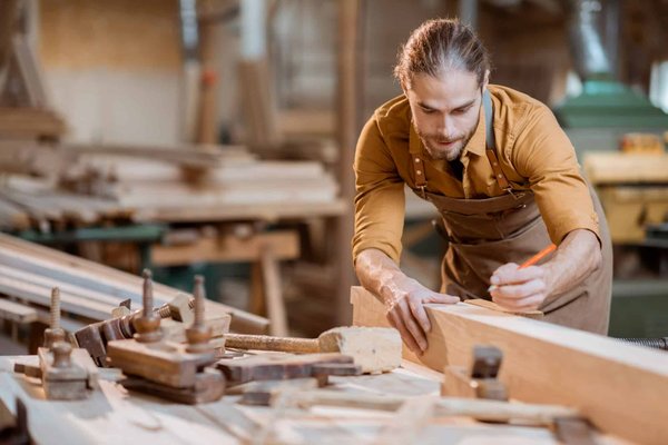 Quelles sont les compétences essentielles pour être un fabricant de meuble français ?